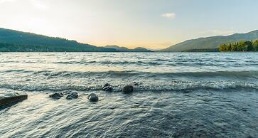The Pine Lodge on Whitefish River