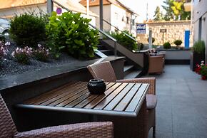 Felicity Garni Hotel