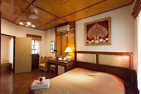 Coral Hotel Bangsaphan