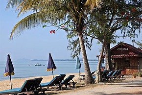 Coral Hotel Bangsaphan