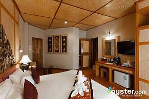 Coral Hotel Bangsaphan