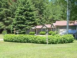 Pine Tree Motel & Cabins