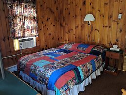 Pine Tree Motel & Cabins