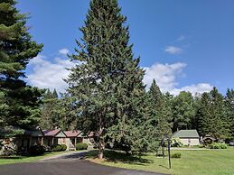 Pine Tree Motel & Cabins