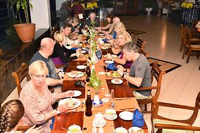Ratnaloka Tour Inn