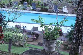 Ratnaloka Tour Inn