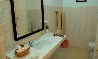 Ratnaloka Tour Inn
