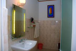 Ratnaloka Tour Inn