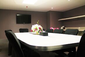 Brits Hotel Puri Indah