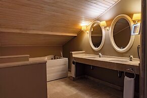 The PINEHILL Hotel & Suites