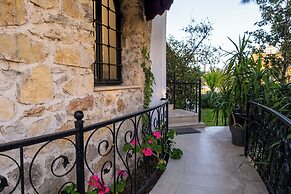 The PINEHILL Hotel & Suites