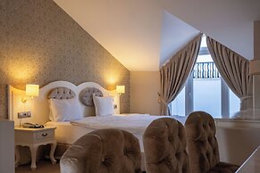 The PINEHILL Hotel & Suites