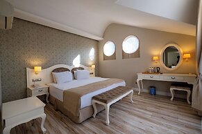 The PINEHILL Hotel & Suites