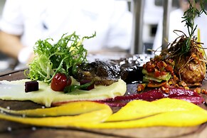 The PINEHILL Hotel & Suites