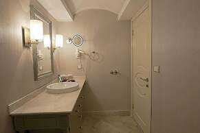 The PINEHILL Hotel & Suites