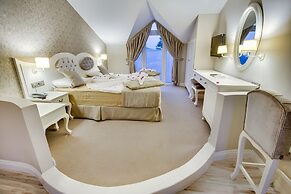 The PINEHILL Hotel & Suites