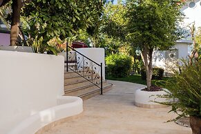 The PINEHILL Hotel & Suites