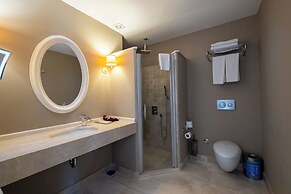 The PINEHILL Hotel & Suites