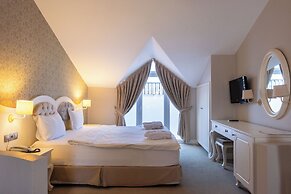 The PINEHILL Hotel & Suites