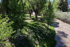 Stagecoach Inn & Suites