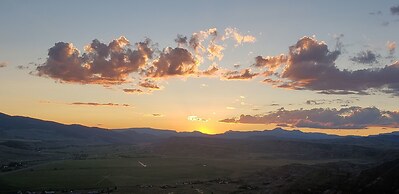 Stagecoach Inn & Suites