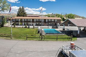 Stagecoach Inn & Suites