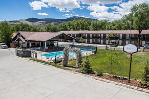 Stagecoach Inn & Suites