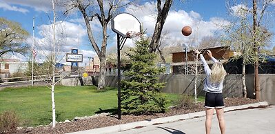 Stagecoach Inn & Suites