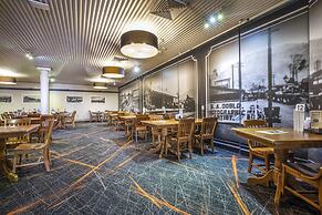 Nightcap at Atherton Hotel