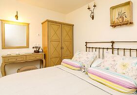Villa Isabella Studios & Suites