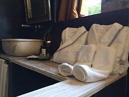 Sevenmaze Charming House