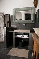 Sevenmaze Charming House