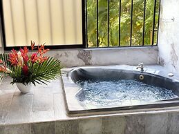 Hotel Heliconias Nature Inn & Hot Springs