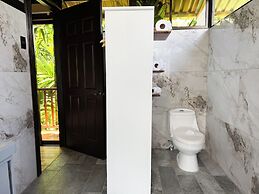 Hotel Heliconias Nature Inn & Hot Springs