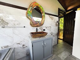 Hotel Heliconias Nature Inn & Hot Springs