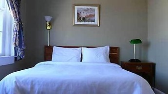 Commodore Hotel & Café