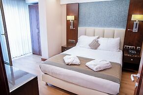 Grand Aras Hotel & Suites