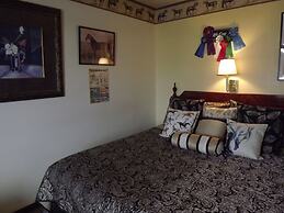 Crest Country Inn