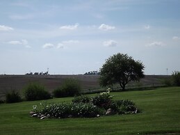Crest Country Inn