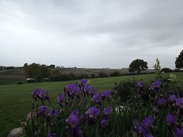 Crest Country Inn