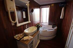 Signature Halong Cruise