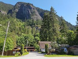 Holiday Motel & RV Resort