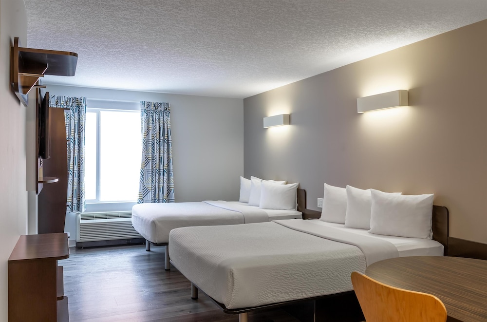 Motel 6 Airdrie, AB