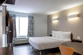 Motel 6 Airdrie, AB