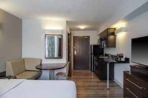 Motel 6 Airdrie, AB