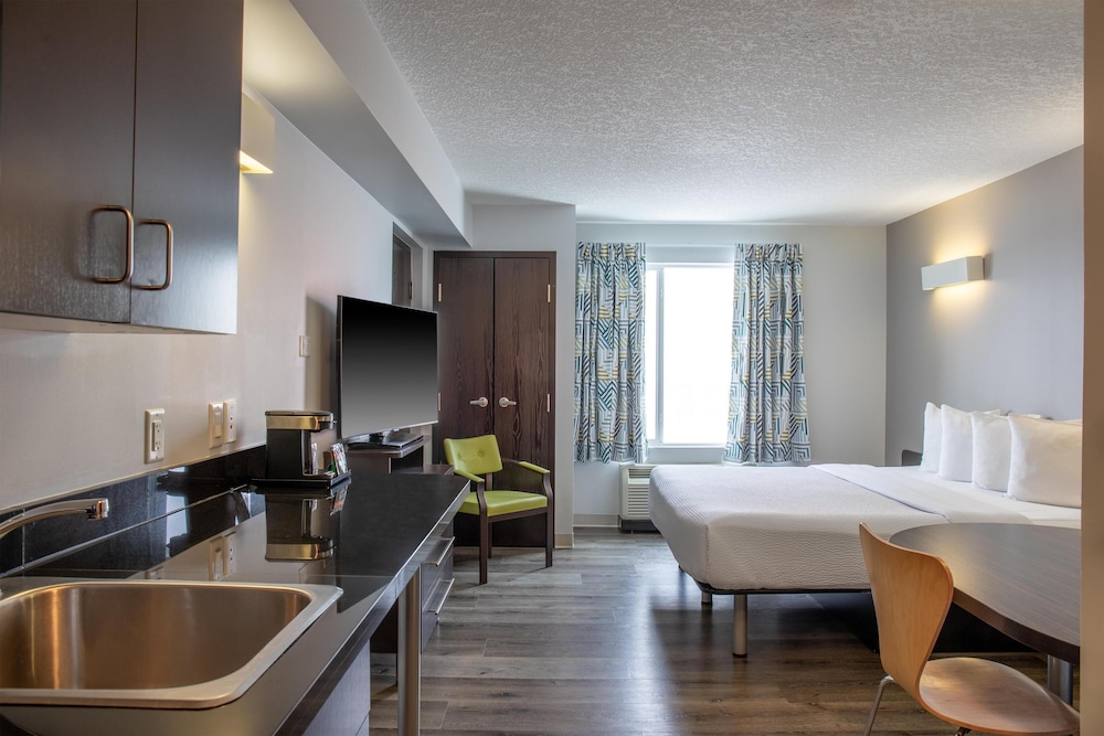 Motel 6 Airdrie, AB