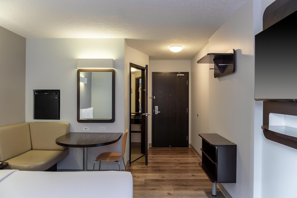 Motel 6 Airdrie, AB