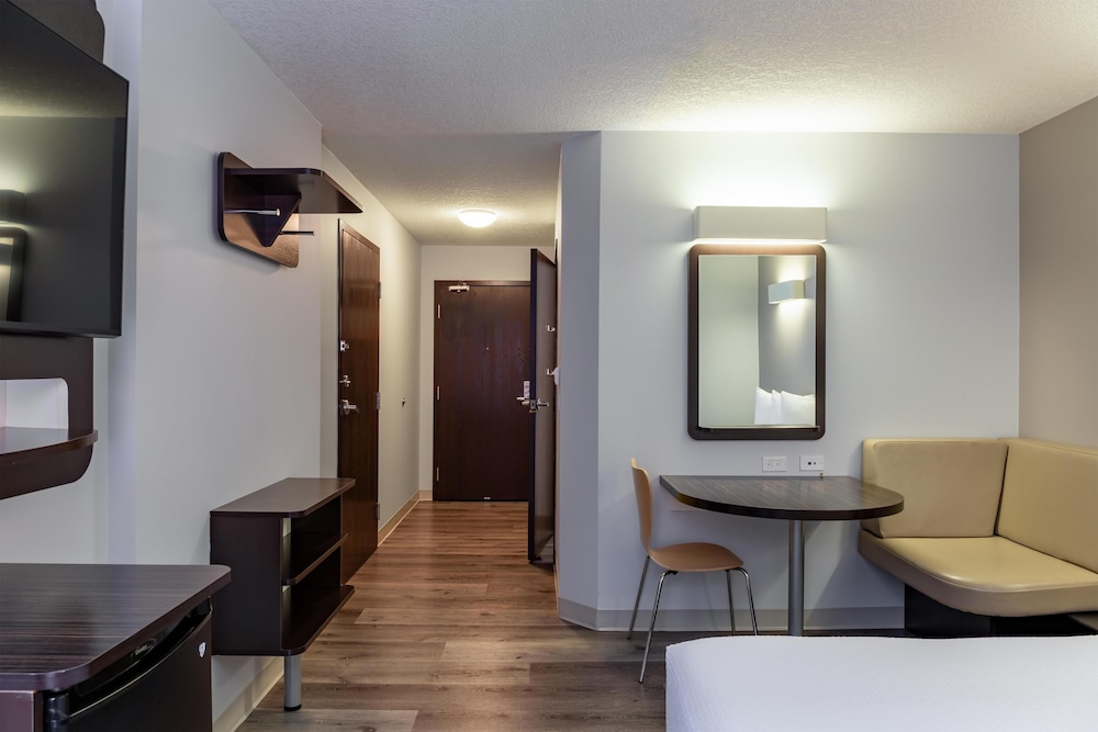 Motel 6 Airdrie, AB
