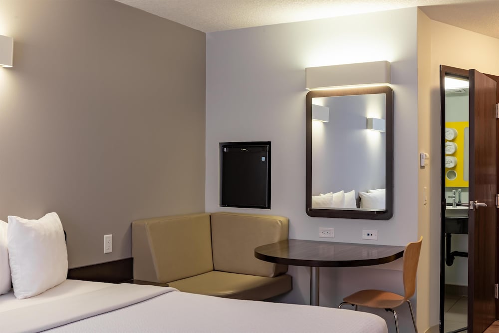 Motel 6 Airdrie, AB