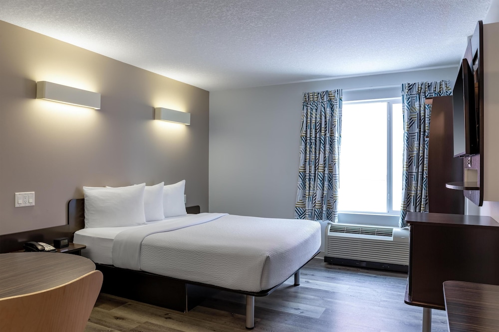 Motel 6 Airdrie, AB